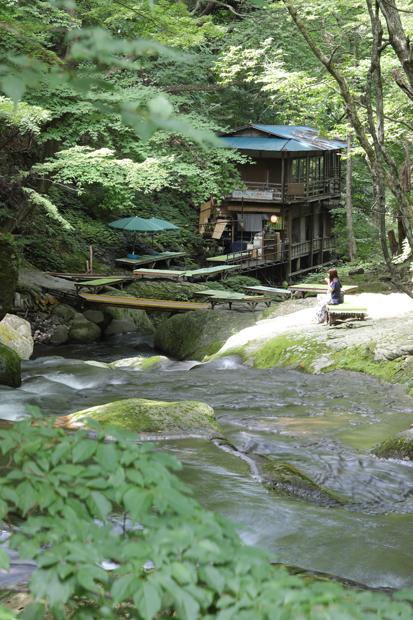 目の前に沢が流れる「小太郎茶屋」。気温30度超えの真夏日でも、茶屋付近の温度は20度前後