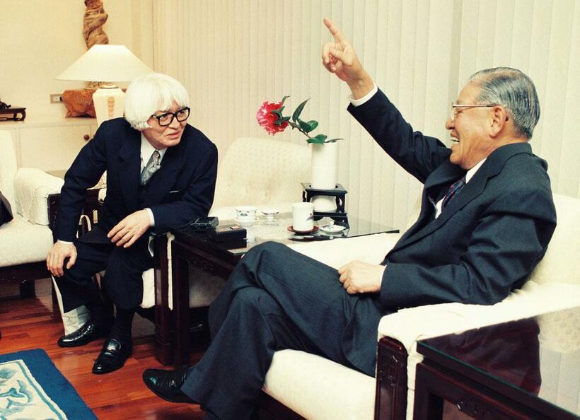 司馬さん（左）と李登輝さんの対談。内容はいまも新しい＝１９９４年、台北市（撮影・長谷忠彦）