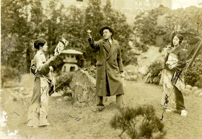１９３０年の正月に撮影所内で羽根突きをする左から川崎弘子、結城一朗、及川道子の３人　（大田区立郷土博物館所蔵）