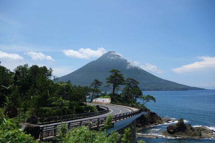 藍色に澄んだ池田湖と、薩摩富士とも呼ばれる開聞岳