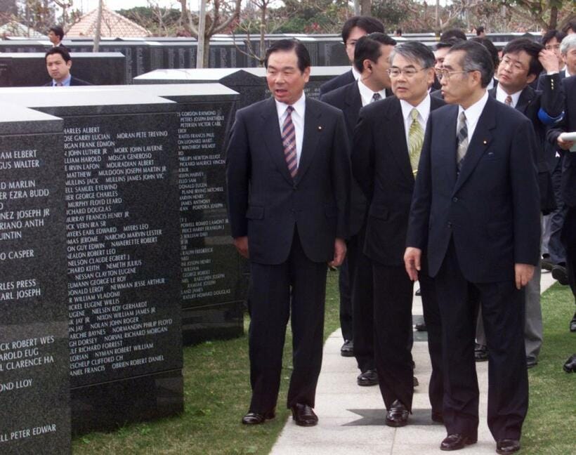 稲嶺惠一元沖縄県知事（左）と、2000年、「平和の礎」を視察した小渕恵三首相