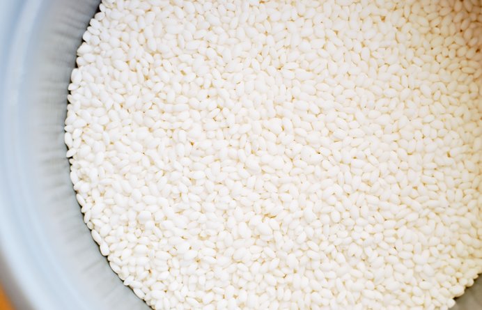 原料のもち米。普段食べているお米より白いのが特徴