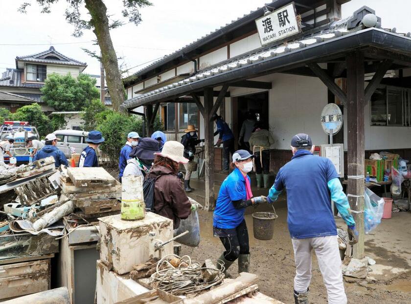 JR肥薩線の渡駅ではバケツリレーで泥出しをしていた。担ったのは、県内から駆けつけたボランティアだった／7月18日、熊本県球磨村　（ｃ）朝日新聞社