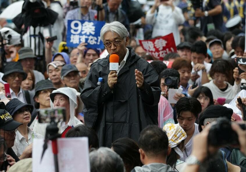 国会前でスピーチをする坂本龍一さん＝2015年8月30日、東京・永田町