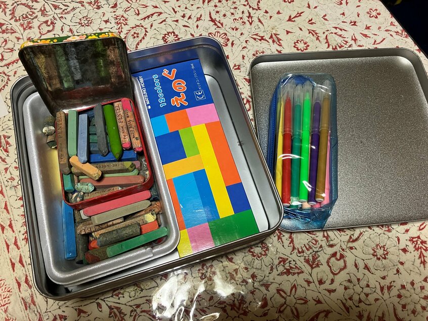 女性の家のクレヨンやペンで、嬉々としてお絵描きをした。音読もとても上手だった(撮影/黒川祥子)