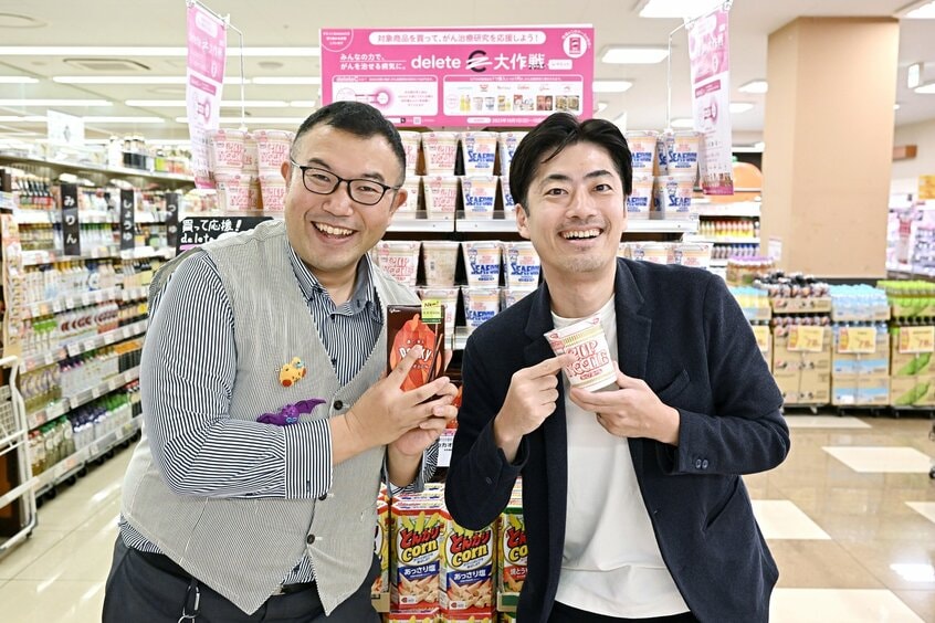 サミットストア122店舗で展開した「deleteC」大作戦。日清食品やサントリーなど6メーカーが参加した。写真は店舗をあげて売り場を作り込んだ「篠崎ツインプレイス店」店長・杉浦剛と(撮影/伊ケ崎忍)