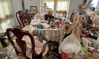 自身が「ゴミ屋敷状態」と認めるほど床までモノでいっぱい 片づけたら誰でも呼べる家になった