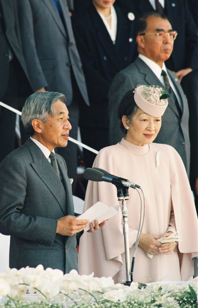 平成７年、国体の開会式に臨む両陛下と後方にひかえる藤森氏　（ｃ）朝日新聞社