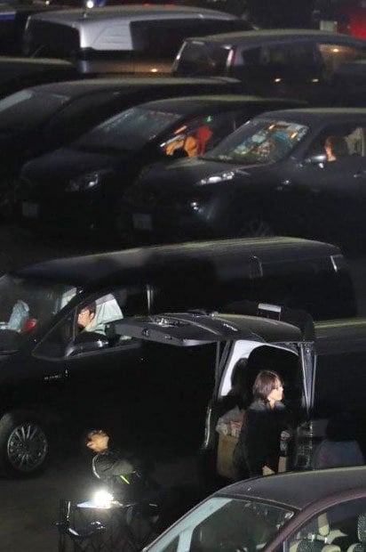 避難所の駐車場は被災者の車でいっぱいだ　（c）朝日新聞社