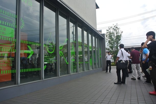真庭市役所では「バイオマスボイラ」を用いた空調も導入。奥で説明するのは市の担当者