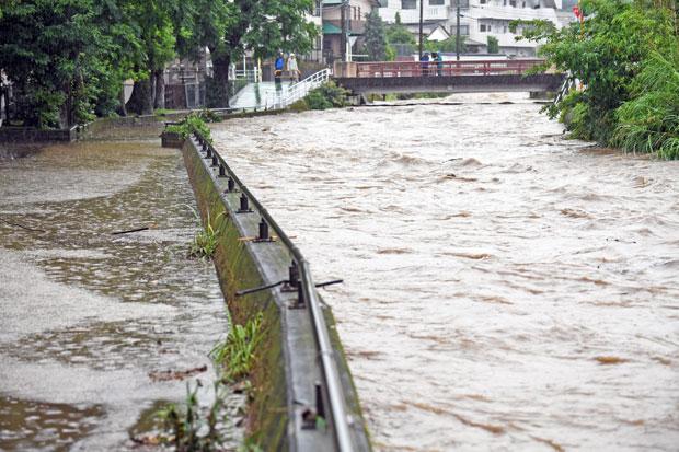 一時氾濫した鹿児島市の和田川　（ｃ）朝日新聞社