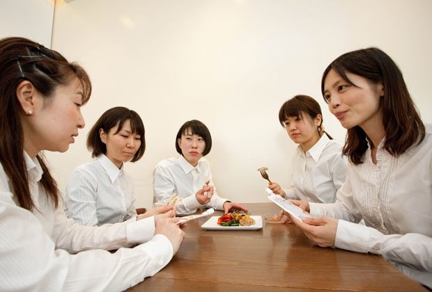 マルコメ　マーケティング本部松井久仁子さん（右端）２００９年マルコメ入社。「プラス糀」の担当は、女子ばかり５人のチーム。当初は宣伝費がほとんどなく、商品を利用した料理を自分たちでレシピサイトにアップするなど、地道な努力で大ヒットにつなげた（写真：マルコメ提供）