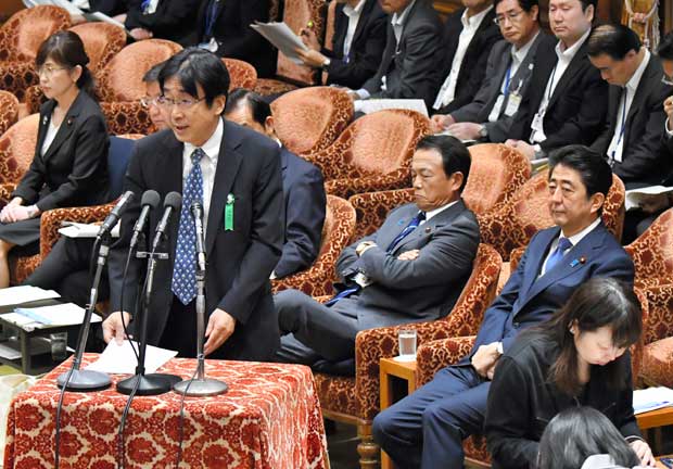 閉会中審査で答弁する国家戦略特区WGの八田達夫座長＝７月２４日（ｃ）朝日新聞社