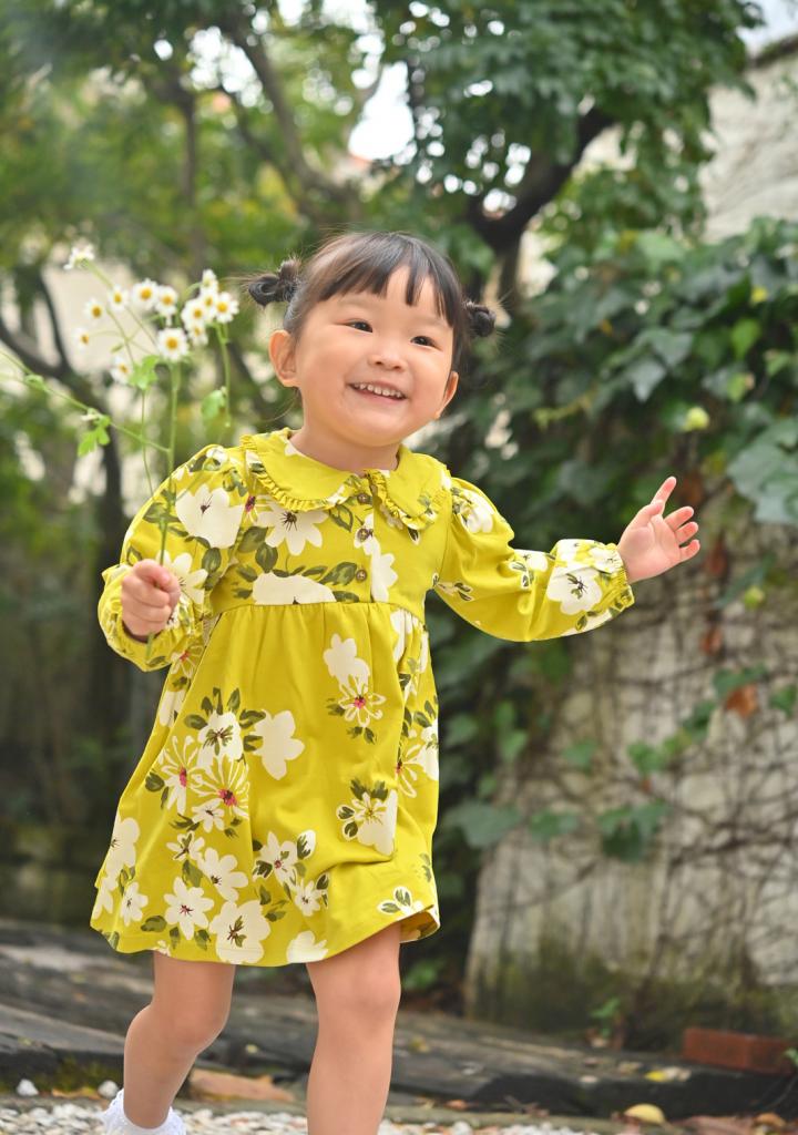 お母さんのところに駆け寄るののちゃん（撮影／写真映像部・東川哲也）