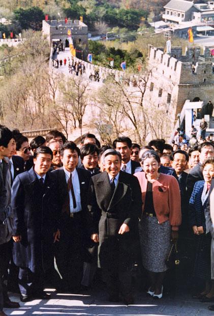 万里の長城を歩く天皇、皇后両陛下。２０１８年に李克強首相が訪日した際、天皇陛下は「中国の人々の温かい歓迎を受けたことを懐かしく思い出します」と振り返った／１９９２年１０月２４日、北京市郊外の八達嶺で　（ｃ）朝日新聞社