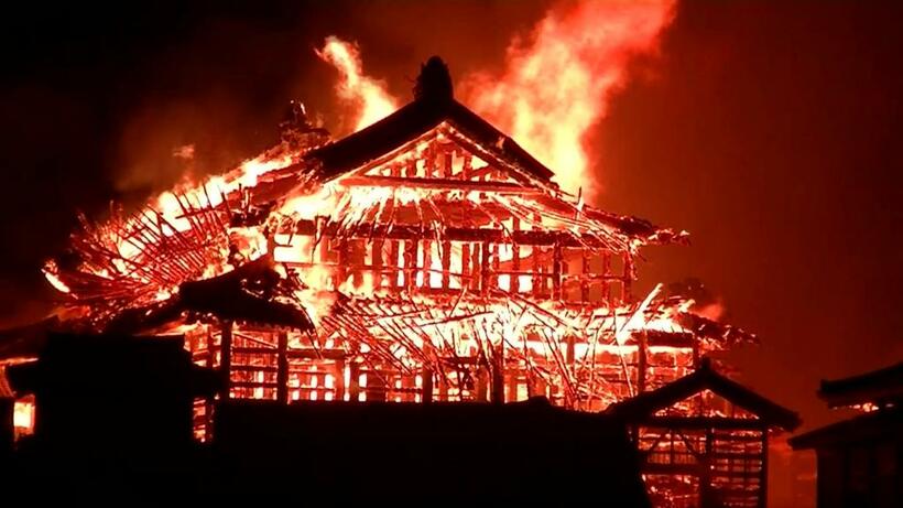 焼け落ちる首里城の正殿。火災が相次ぎ「火」のイメージも強い＝10月31日、那覇市　(c)朝日新聞社