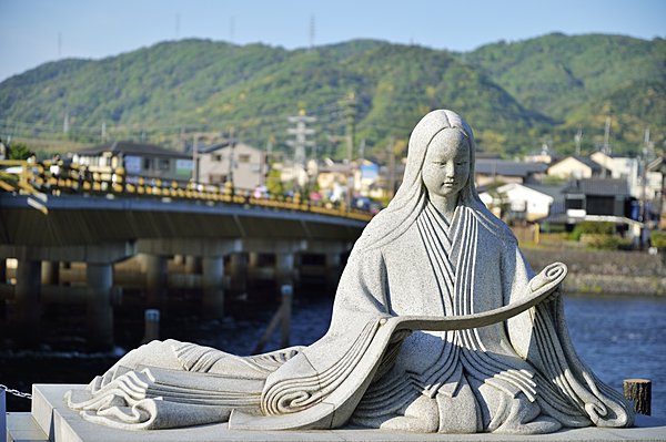 京都・宇治橋にある、「源氏物語」の作者・紫式部像