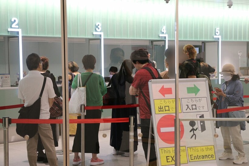 混雑するJR上野駅のみどりの窓口＝米倉昭仁撮影　