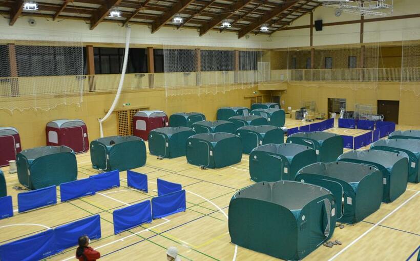 避難所となった福島県相馬市内の体育館内には、テントが並んだ　（ｃ）朝日新聞社