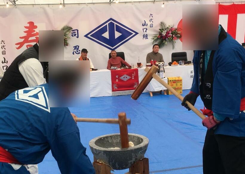 餅つきを見守る六代目山口組幹部