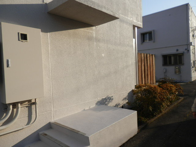 東京の郊外で。出入り口は塞がれているが階段とひさしは残されている
