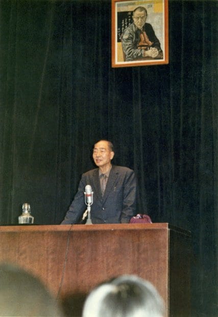 １９６８年の宮沢賢治研究会で講演する小菅健吉＝小菅充さん提供