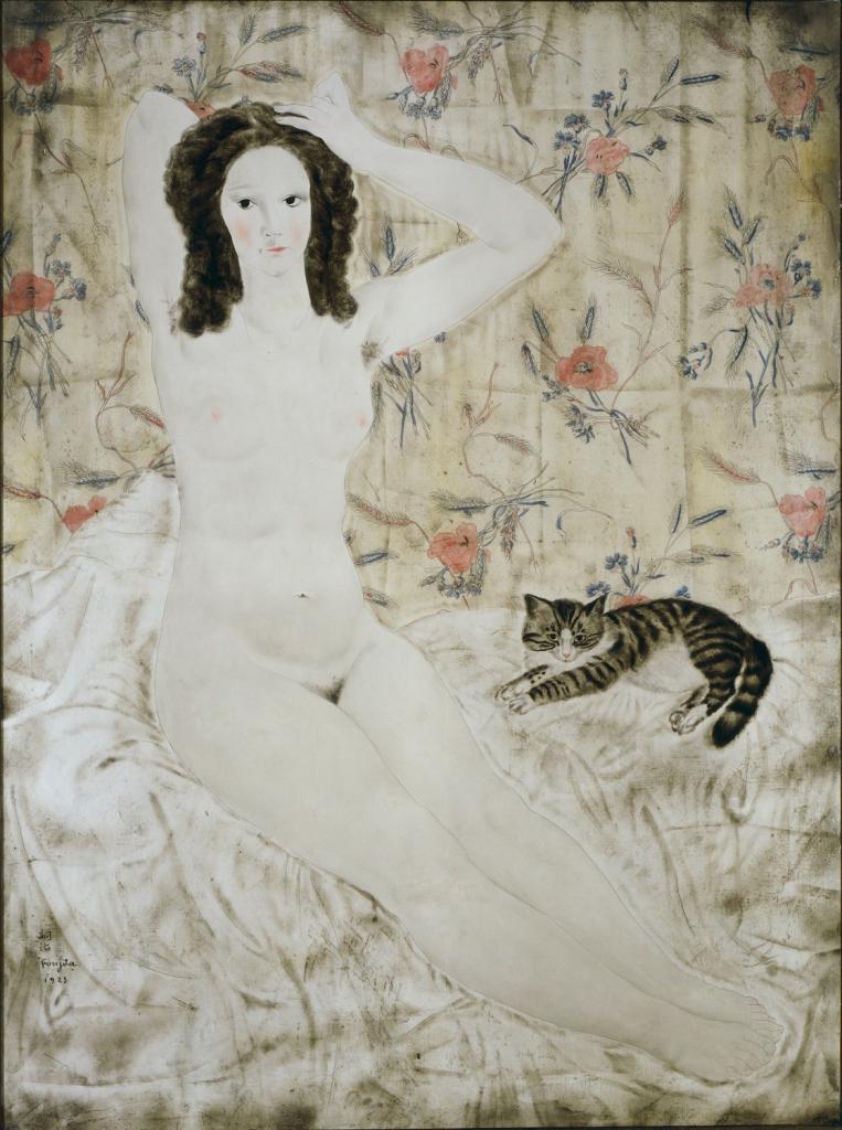 「タピスリーの裸婦」／乳白色の作品のひとつ。布や猫を登場させることで、画面に華やかさを加え、対比によって肌の白さがさらに際だっている／１９２３年　油彩・カンヴァス　京都国立近代美術館蔵　（ｃ）Ｆｏｎｄａｔｉｏｎ　Ｆｏｕｊｉｔａ／ＡＤＡＧＰ，　Ｐａｒｉｓ　＆　ＪＡＳＰＡＲ，　Ｔｏｋｙｏ，　２０１７　Ｅ２８３３