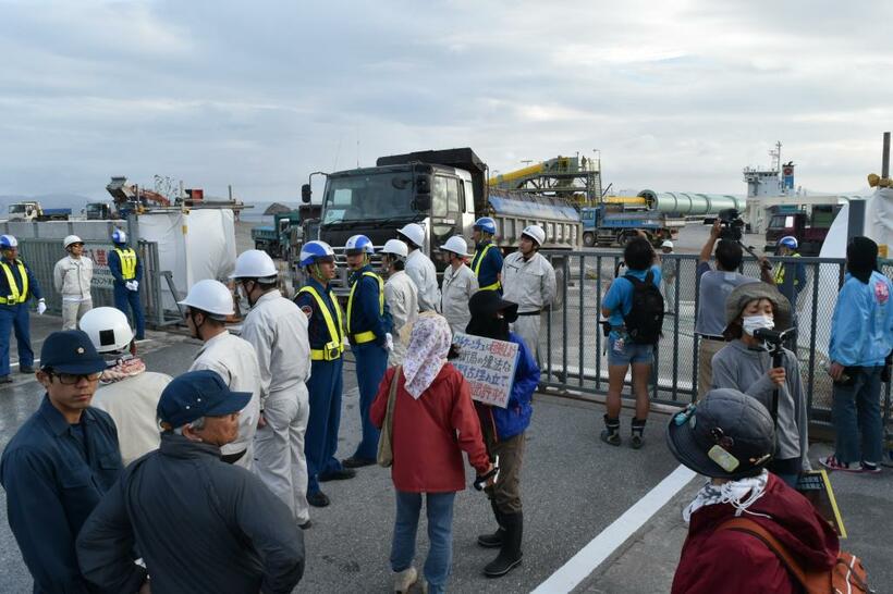 土砂の積み込み作業が再開された桟橋の入り口。反対する市民を前に厳重な警備が敷かれた（ｃ）朝日新聞社 