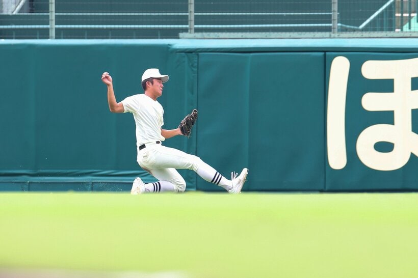 【決勝】四回表、日大三の中堅手・本間が沖縄尚学・新垣瑞の中飛を好捕（撮影／写真映像部・松永卓也）