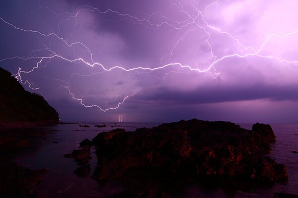 大きな音、美しい稲光……劇的な自然現象「雷」