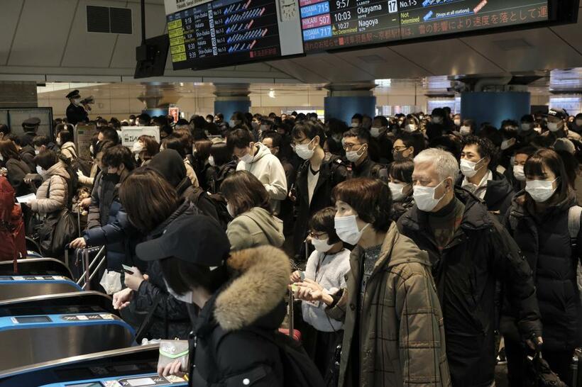 コロナ禍に入り2回目の年越しを前に、JR東京駅の新幹線改札口はマスク姿の帰省客で混み合っていた／2021年12月29日
