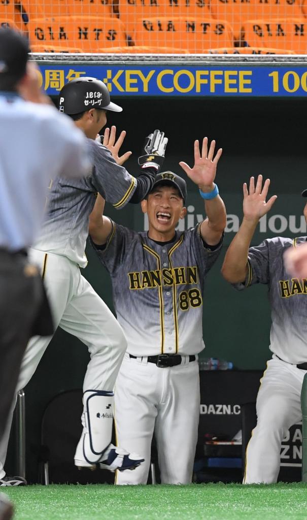 開幕戦の巨人戦の三回、先制本塁打を放った阪神の西勇（左）を「エアタッチ」で迎える矢野監督＝６月１９日(C)朝日新聞社