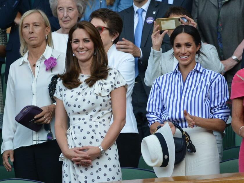 2018年7月、結婚約２カ月のメーガン妃（右）は、キャサリン妃と共にテニス・ウィンブルドン選手権を観戦した（写真：朝日新聞社）