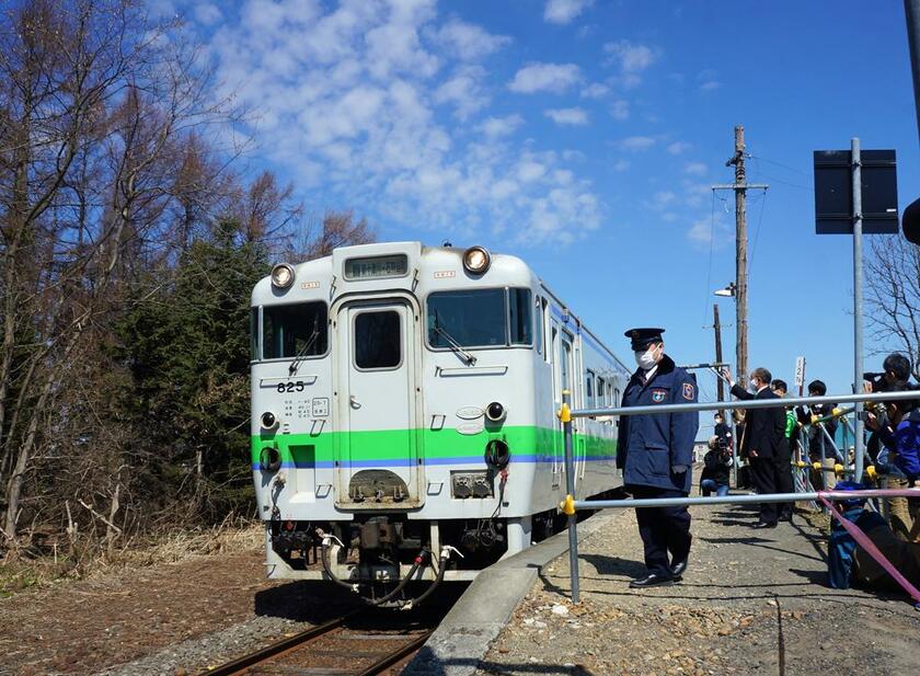 4月17日午前10時に新十津川駅を出発した最終列車。札沼線の北海道医療大学～新十津川間は予定より前倒しでラストランを迎えた(C)朝日新聞社