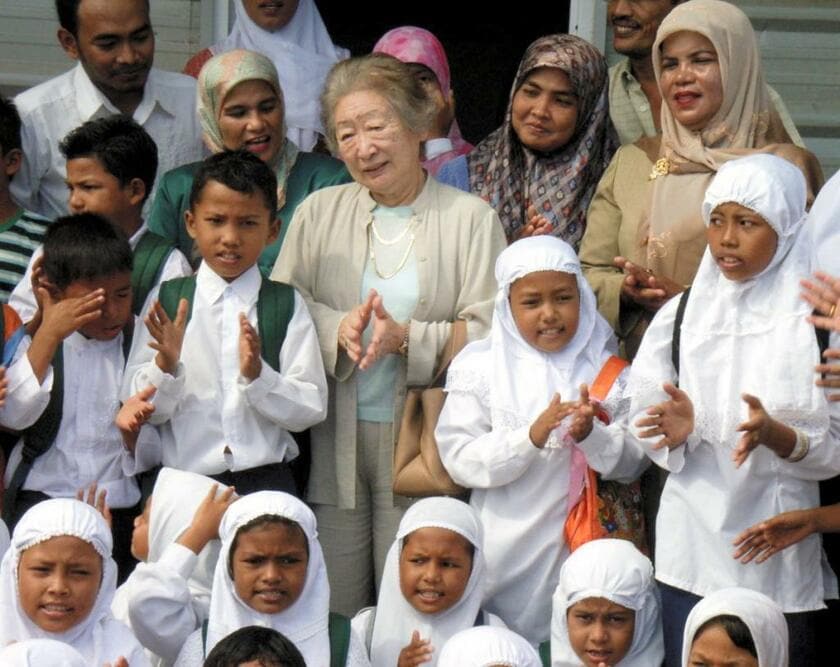 ２００５年７月、インドネシア・バンダアチェ郊外の小学校を訪れ、児童や教師に囲まれた緒方貞子さん　（ｃ）朝日新聞社