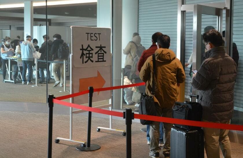 中国からの入国者に義務づけられた抗原検査の列に並ぶ旅客＝２０２２年１２月３０日、成田空港