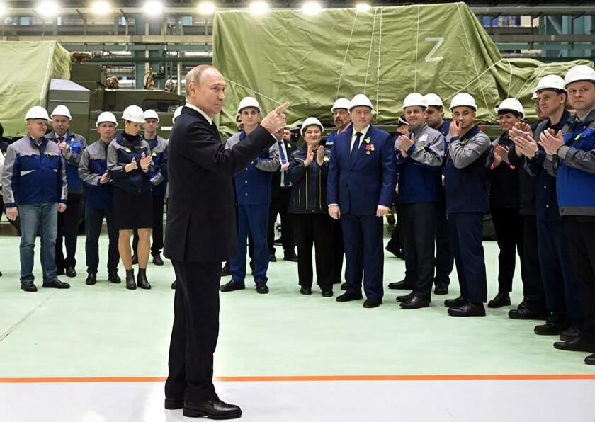 ロシアのプーチン大統領はサンクトペテルブルクの軍需工場を訪れ、ウクライナ侵攻について「勝利は必然だ」と強調した／１月１８日（代表撮影／ＵＰＩ／アフロ）