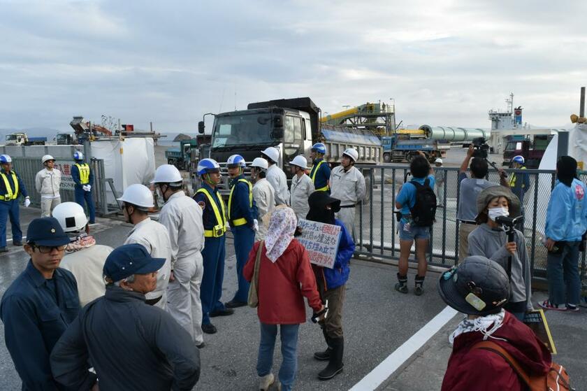 土砂の積み込み作業が再開された桟橋の入り口。反対する市民を前に厳重な警備が敷かれた（ｃ）朝日新聞社 