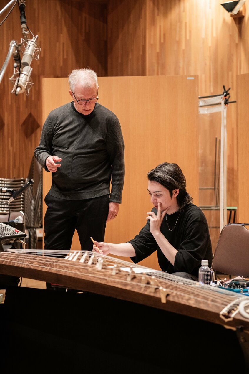 気鋭の若手箏奏者・LEO（右）とレコーディング中のジョン。「べらぼう」の音楽には、オーケストラの基本的な楽器の他、箏をはじめ日本の伝統楽器も数多く使われている（撮影：葛西亜理沙）
