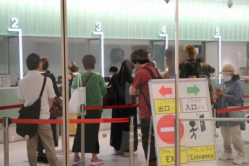 混雑するJR上野駅のみどりの窓口=米倉昭仁撮影