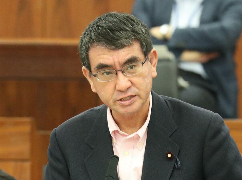 参院外交防衛委で敵基地攻撃について答弁する河野太郎防衛相。定義について「個別、具体的に判断する」と述べるなどあいまいさが際立つ (c)朝日新聞社