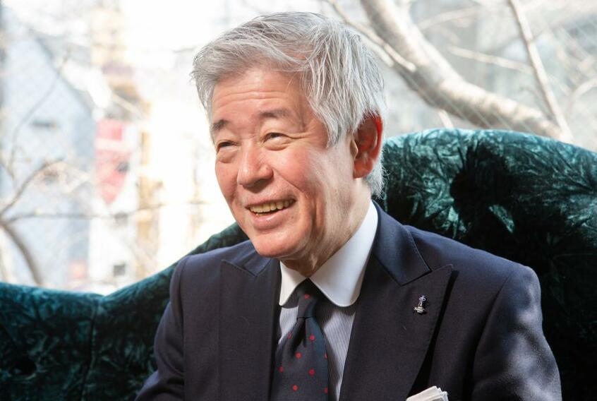 【旭酒造株式会社 桜井博志会長】1950年、山口県周東町(現岩国市)生まれ。73年に松山商科大学(現松山大学)を卒業後、西宮酒造(現日本盛)での修業を経て76年に旭酒造に入社したが、先代である父と対立して退社。父の急逝を受けて84年に家業に戻り、純米大吟醸「獺祭」の開発を軸に経営再建を果たす。2016年から現職。四季醸造の実現や遠心分離機の導入など改革を進め、21年にEYアントレプレナー・オブ・ザ・イヤー・ジャパン受賞と日本代表に選出されるなど、経営者としても国際的に評価されている。(写真・高橋奈緒)
