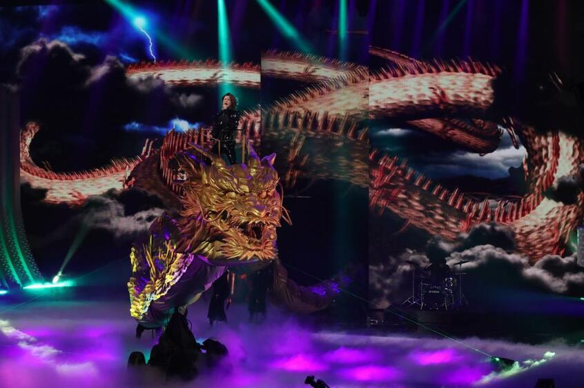 「紅白限界突破スペシャルメドレー」を披露する氷川きよし (C)朝日新聞社