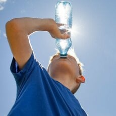 学童の熱中症対策が、十数年前と比べて「劇的」に改善した理由とは？　専門家に聞く