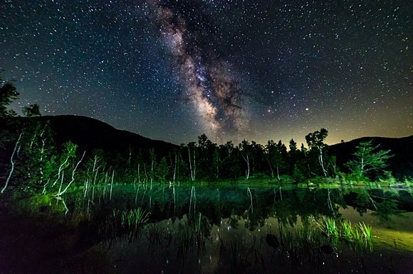まいめの池と夜空に煌く天の川（のりくら観光協会提供）