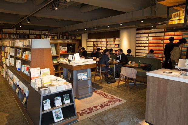 神保町ブックセンター／書店、カフェ、コワーキングスペースの複合施設。ＵＤＳはキッザニア東京やデザインホテルのＣＬＡＳＫＡを手がけてきた（撮影／写真部・片山菜緒子）