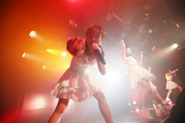 写真1:「超広角を使ったライヴ撮影の例」(notall:田崎礼奈)
