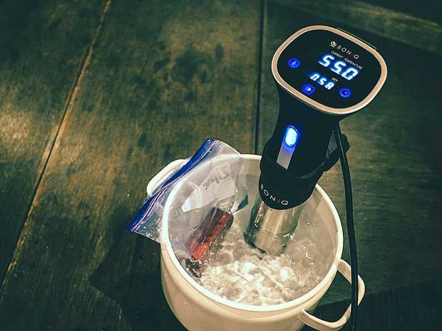 BONIQ 低温調理器具/低温調理は湯煎で加熱する。機器には電熱と温度センサーの機能がついていて、モーターで湯を対流させ均一な温度を保つ(写真:葉山社中提供)
