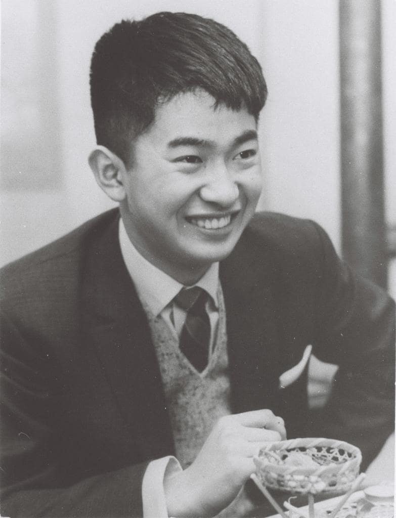 1956年に石原慎太郎氏は　、「太陽の季節」で文壇デビューをし、芥川賞
を受賞。「新しき時代の旗手」（杉浦明平氏）としてデビュー、社会現象を引き起こした
