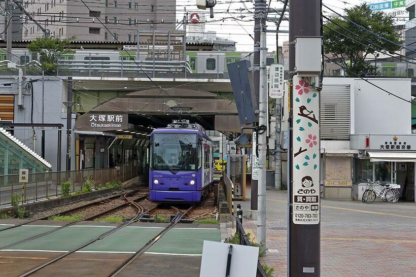 どこがどう変わったかを対比観察できる大塚駅前停留所の定点撮影。大塚駅前折り返し用の分岐器はこの場所に移設された。背景にはJR山手線の新鋭電車E235系が写っている。（撮影／諸河久：2020年7月11日）